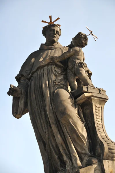 Estátua de Santo António de Pádua com o Menino Jesus na Ponte Carlos — Fotografia de Stock