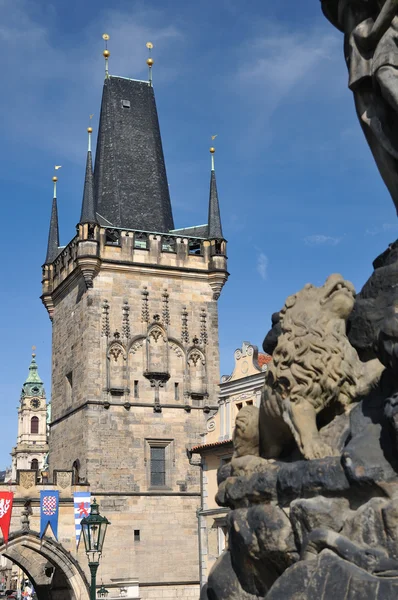 Oude toren van de brug van de stad in Praag — Stockfoto