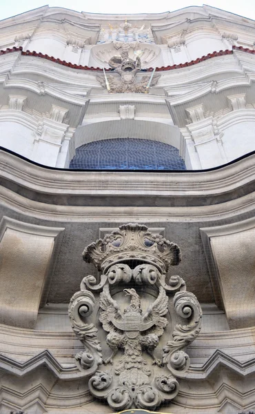 Декоративні герба на фасаді будинку в Празі — стокове фото