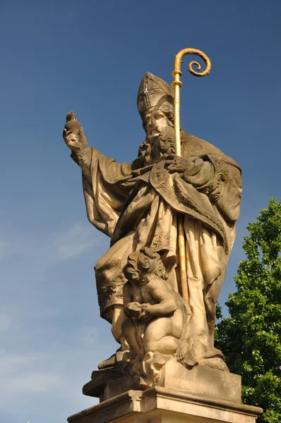 Socha svatého Augustina, drží v ruce hořící srdce, Karlův most v Praze — Stock fotografie