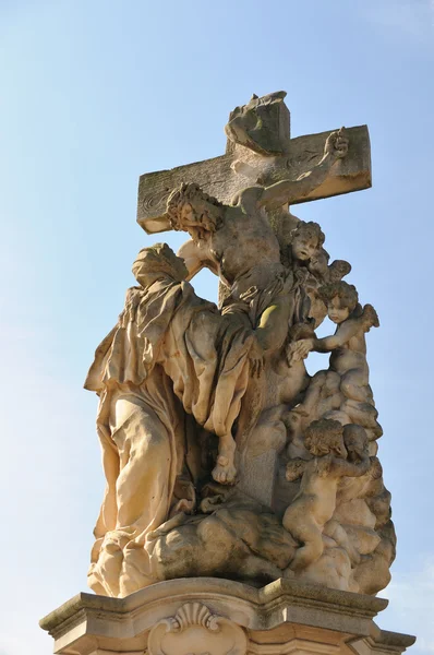Статуя Святого Луитгарда на Карловом мосту в Праге — стоковое фото