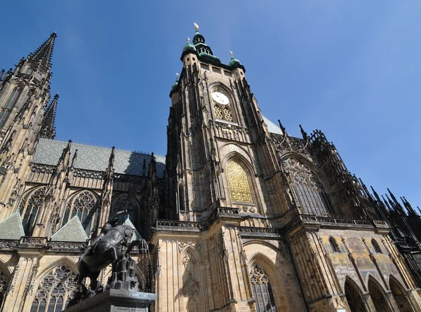 Sint-Vituskathedraal en saint george standbeeld, Praag — Stockfoto