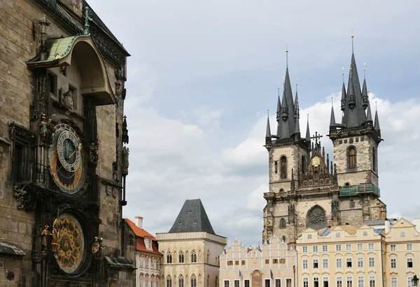 Orloj e Igreja da Mãe de Deus diante de Tyn, Praga — Fotografia de Stock