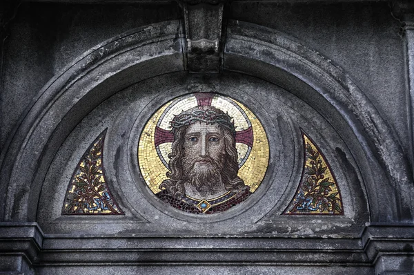 Escultura mosaico de Jesus Cristo no monumento no cemitério — Fotografia de Stock