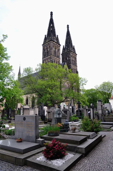 Mezarlık ve st peter ve vysehrad Kalesi'nin Prag'ın st paul Kilisesi — Stok fotoğraf