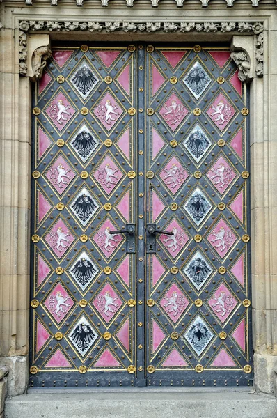 Vstupní dveře kostela svatého Petra a Pavla na Vyšehradě v Praze — Stock fotografie