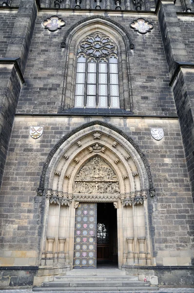 详细信息教堂圣伯多禄和 st 保罗在布拉格维谢赫拉德城堡 — 图库照片