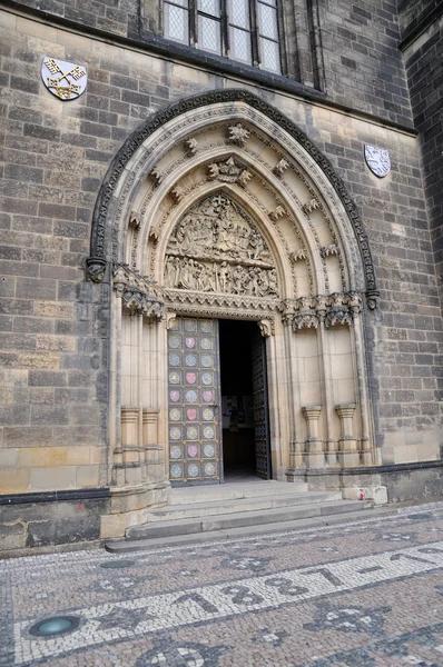 Entrédörren med sista måltiden portal av gotiska kyrkan St peter och paul på vysehrad — Stockfoto