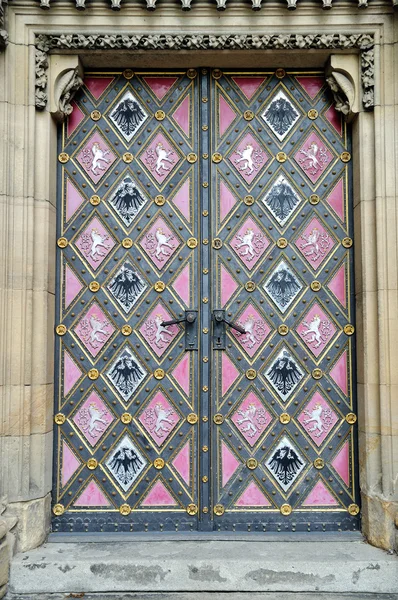 Vstupní dveře kostela svatého Petra a Pavla na Vyšehradě v Praze — Stock fotografie
