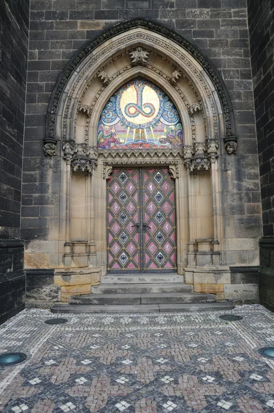 Porta de entrada da igreja de São Pedro e Paulo em Vysehrad em Praga — Fotografia de Stock