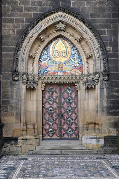 Bejárati ajtó, St. Peter and Paul templom, a Vysehrad Prága — Stock Fotó