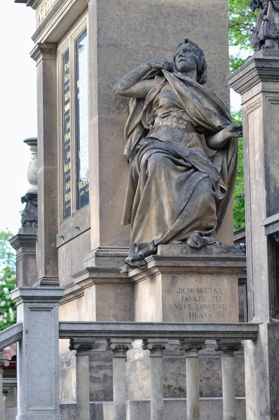Estatua en el cementerio de Vysehrad en Praga — Foto de Stock