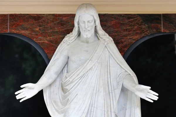 Estatua de Jesucristo en el cementerio de Vysehrad en Praga — Foto de Stock