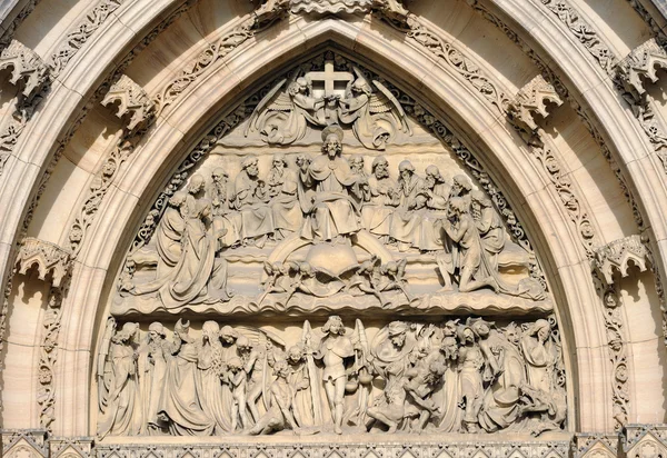Porte de détail avec portail de la Cène Saint-Pierre et Paul sur Vysehrad — Photo