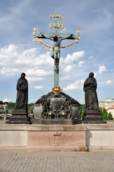 Korsfästelsen statyn på charles bridge Prag — Stockfoto