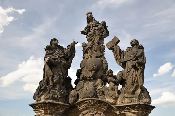 Heykelin üzerinde charles bridge heykel Madonna, St dominic ve thomas aquinas. Prag — Stok fotoğraf