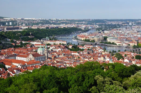 Vue de la ville de Prague depuis la tour Petrin — Photo