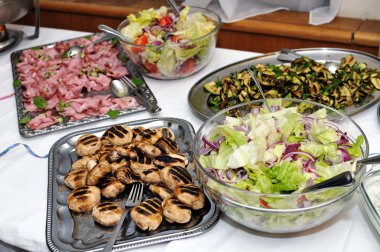 bir tepsi ve sebze salatası jambon