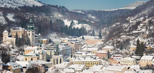Centro velho de Banska Stiavnica no inverno, Eslováquia — Fotografia de Stock