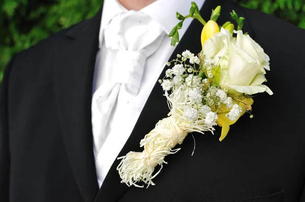 Rose on suit jacket of wedding groom — Stock Photo, Image