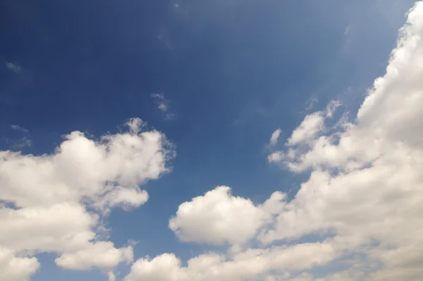 Nuvens brancas contra o céu azul — Fotografia de Stock
