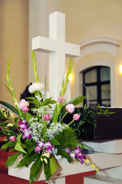 Kreuz mit einem Strauß auf dem Altar — Stockfoto