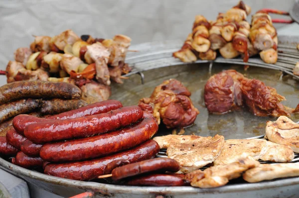 Izgara sosis, et ve kebap bir plaka üzerinde — Stok fotoğraf