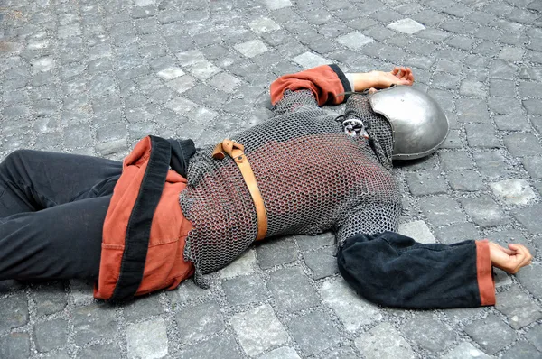 Средневековый воин лежит мертвый на земле — стоковое фото