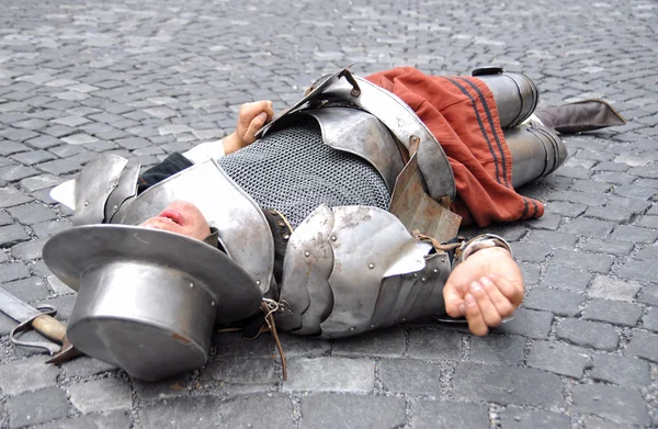 Medieval warrior lying dead on the ground — Stock Photo, Image