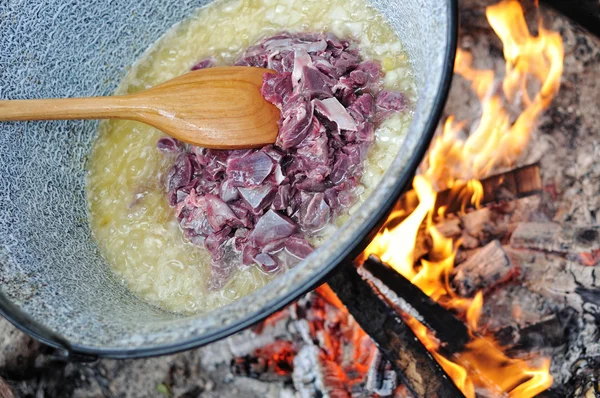 Goulash se cocina en el fuego — Foto de Stock