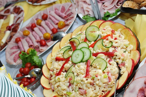 Platten mit Schinken, Käse, Salat — Stockfoto