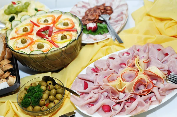 Platos de jamón, queso, ensalada —  Fotos de Stock