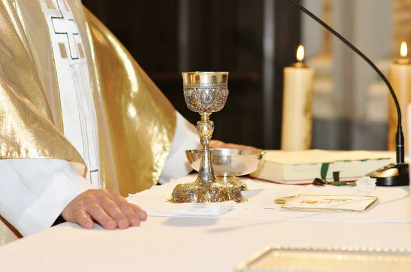 Cálice no altar para adoração — Fotografia de Stock