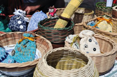 örgülü hasır sepetleri