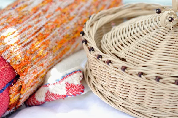Kolorowy Tkany dywan i Wiklinowy kosz — Zdjęcie stockowe