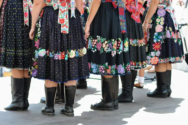 Falda decorada traje popular, Eslovaquia — Foto de Stock