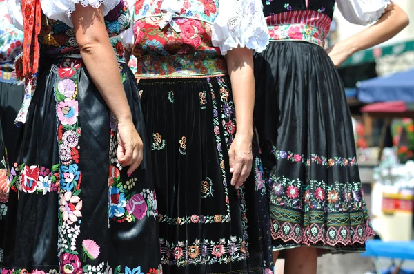 Falda decorada traje popular, Eslovaquia — Foto de Stock