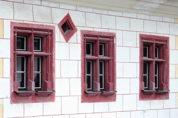 Fenêtres d'un bâtiment historique dans la ville minière — Photo