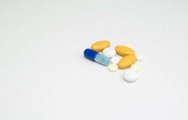 beyaz zemin üzerinde farklı ilaçlar