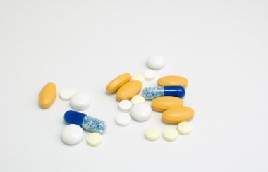 beyaz zemin üzerinde farklı ilaçlar