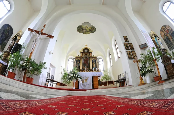 Katholieke kerk in het dorp vysoka — Stockfoto