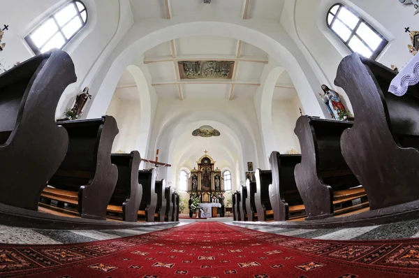 Katholieke kerk in het dorp vysoka — Stockfoto