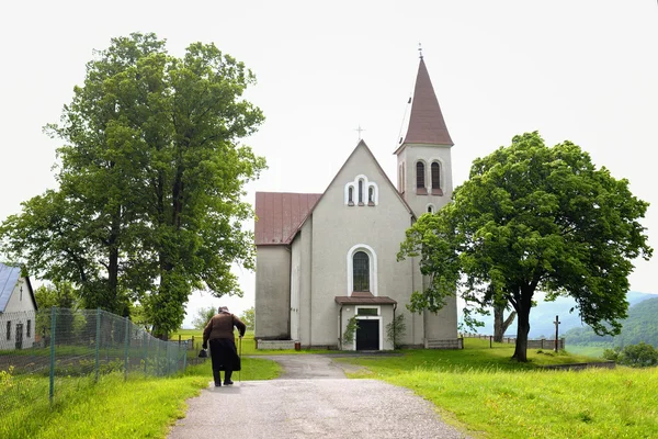 Katolska kyrkan i byn vysoka — Stockfoto