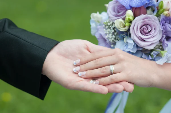 Mani di sposa e sposo — Foto Stock