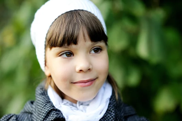 Retrato de menina em chapéu branco — Fotografia de Stock