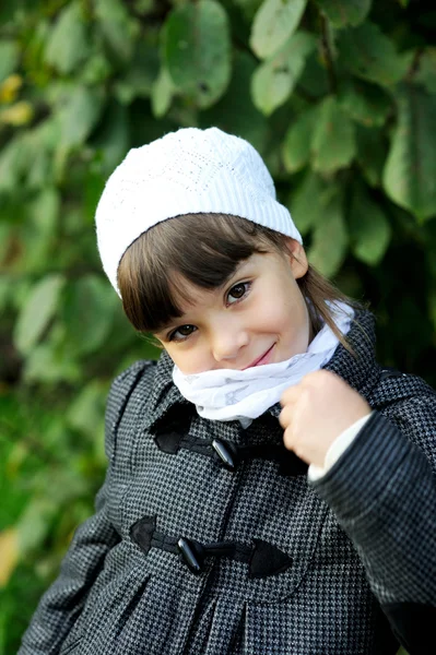 Retrato de menina em chapéu branco — Fotografia de Stock