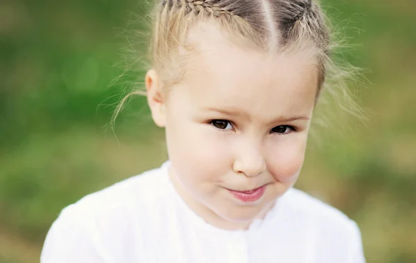 Nahaufnahme Porträt eines hübschen kleinen Mädchens — Stockfoto