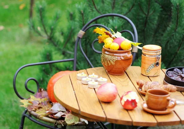 Conjunto de mesa de madeira no cenário do jardim — Fotografia de Stock