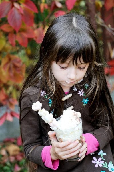 Liten flicka med glas varm choklad — Stockfoto