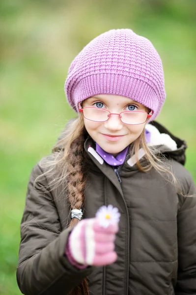 Porträt eines kleinen Mädchens mit rosa Hut — Stockfoto